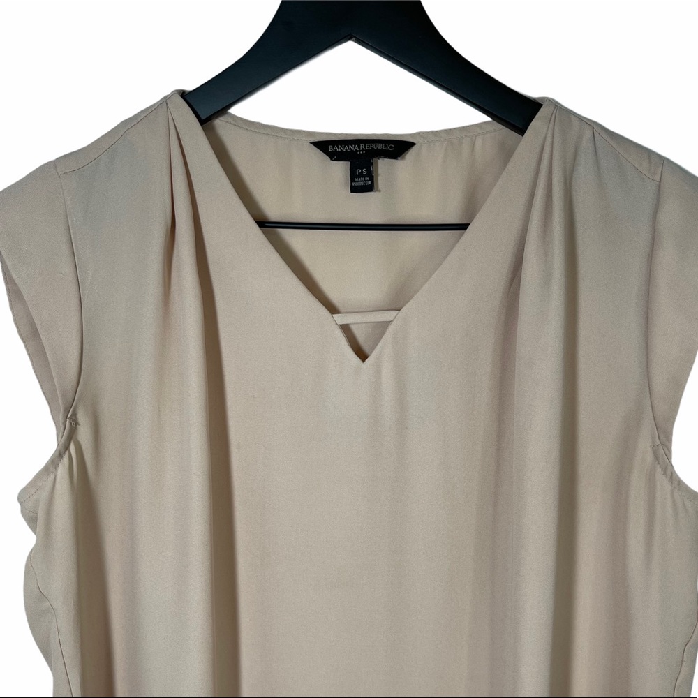 Banana Republic | Blush Pink Sleeveless V-Neck Top - Picture 3 of 4